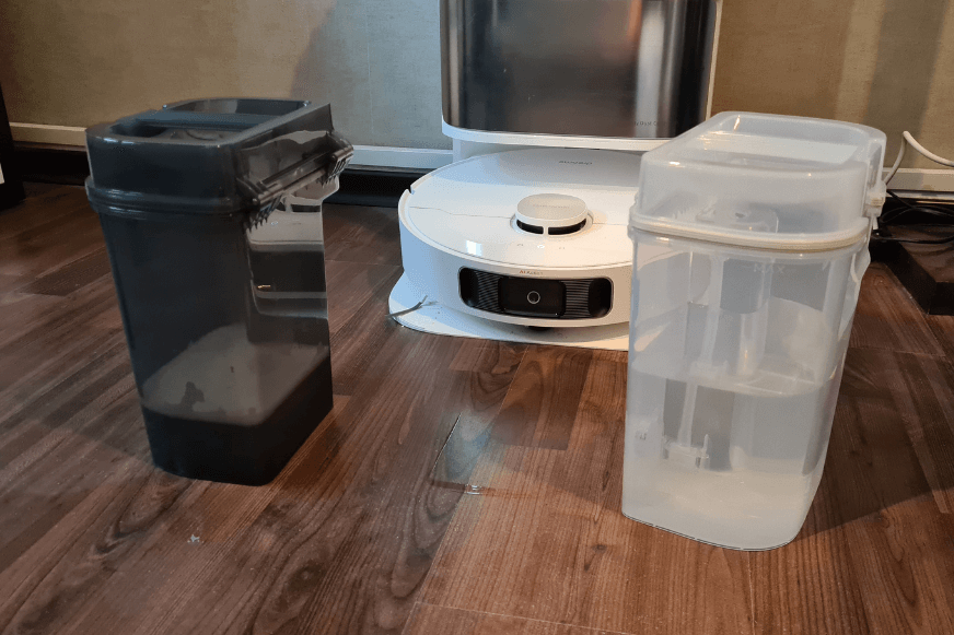 Der Schmutzwassertank des Dreame L10s Ultra ist in der Nahaufnahme zu sehen. 